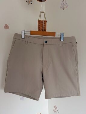 Lululemon Men’s ABC shorts 7” Wacky Khaki - Size 34